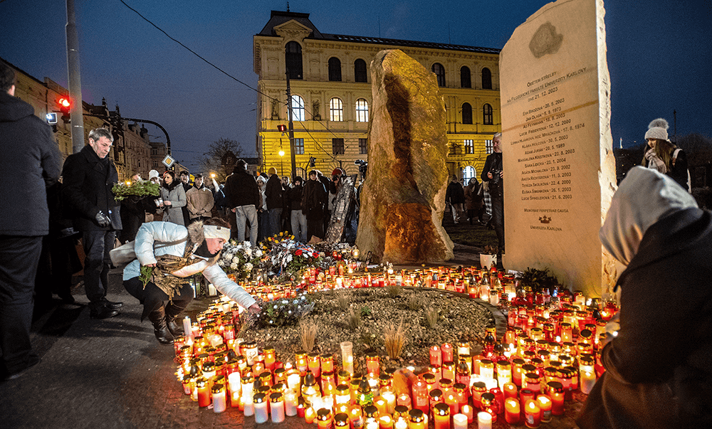 odhalení památníku se jmény obětí střelby na ffuk